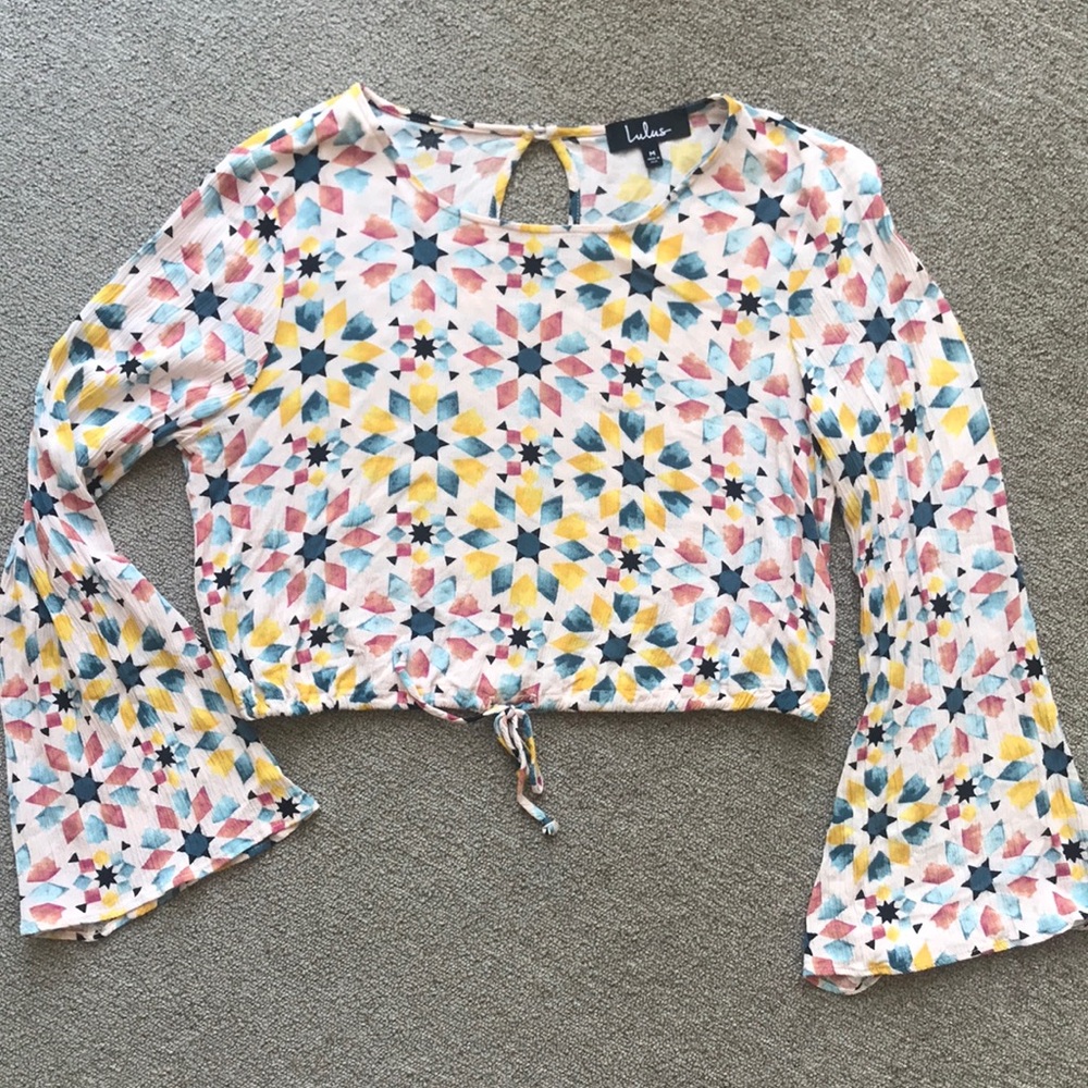 LULU’S CREAM PATTERNED CROP TOP BELL SLEEVES MED